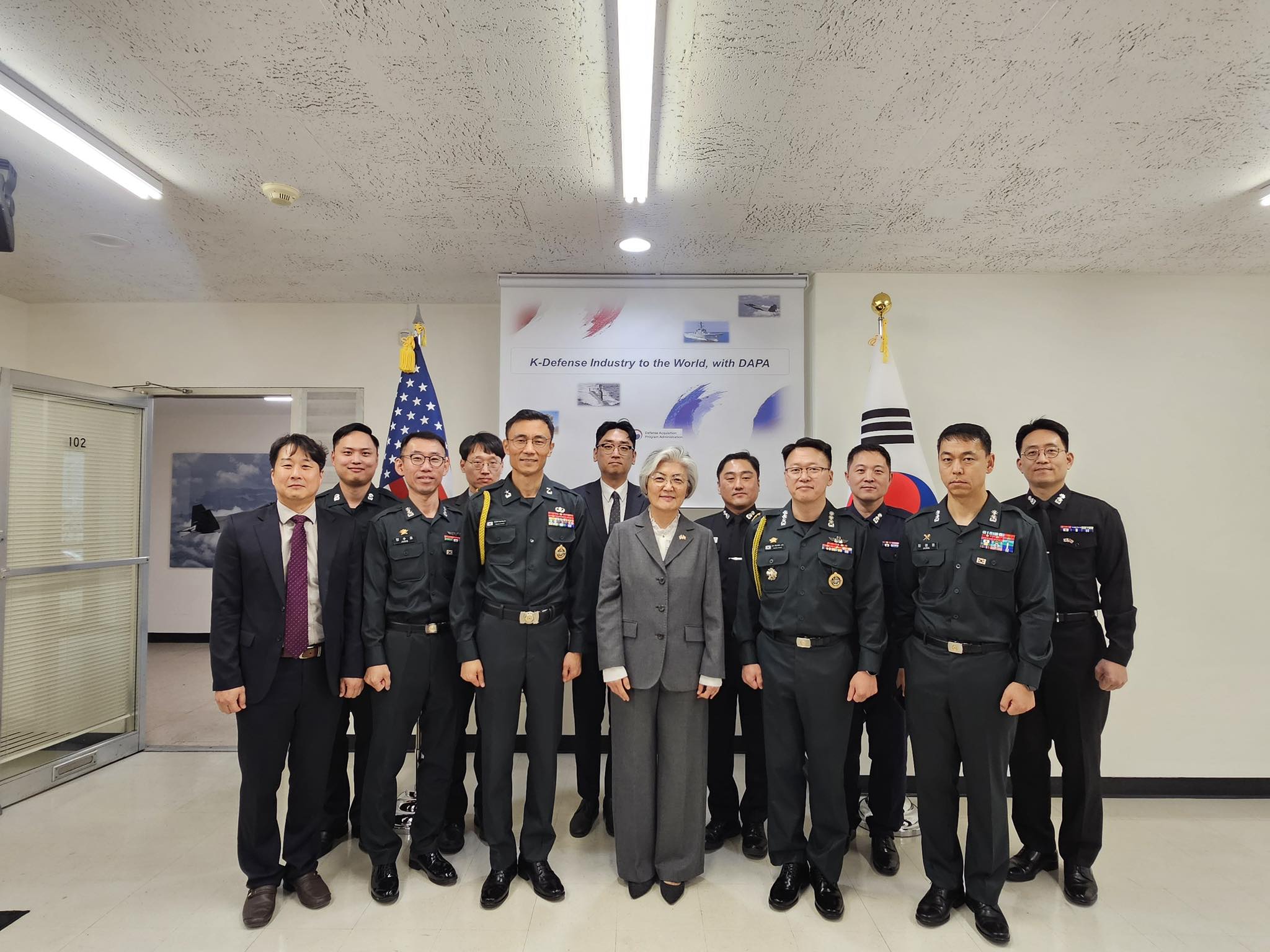 Ambassador Kang Visited the DAPA International Contract Support Office (3.5)